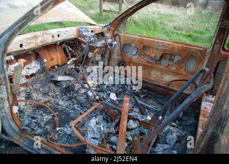 All'interno di un'auto bruciata, arrugginita Foto Stock