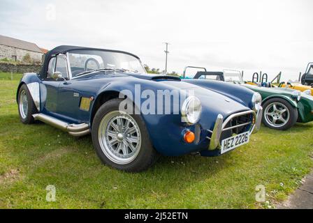 Scarichi laterali in acciaio inox su un'auto Cobra Replica 427. Foto Stock