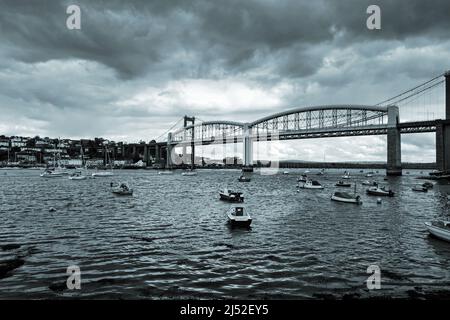 Effetto Duotone blu del Royal Albert Bridge e del fiume Tamar dal Saltash Passage a St Budeaux, Plymouth. Il ponte è un unico percorso storico Foto Stock