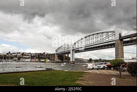 Il Royal Albert Bridge attraversa il fiume Tamar da Plymouth. Il Bridge è un ponte ferroviario storico a binario unico che collega Devon e Cornovaglia. Desig Foto Stock