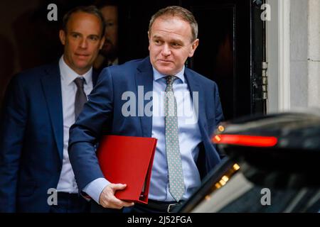 Downing St. London, Regno Unito. 19th aprile 2022. Il Rt Hon Dominic Raab MP e il Rt Hon George Eustice MP lasciando 10 Downing Street dopo la riunione del Gabinetto questa mattina. Chris Aubrey/Alamy Live News Foto Stock