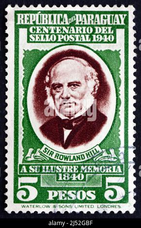 PARAGUAY - CIRCA 1940: Un francobollo stampato in Paraguay mostra Sir Rowland Hill, insegnante inglese, inventore e riformatore sociale, inventore del Postage Stam Foto Stock