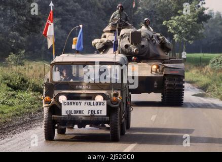 Esercito DEGLI STATI UNITI, colonna militare di carri armati M 60 durante gli esercizi NATO in Germania (settembre 1986) Foto Stock