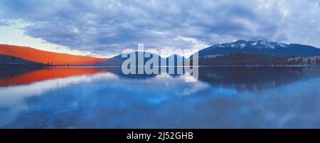 Ultima luce sulla morena orientale, Wallowa Lake, Oregon Foto Stock