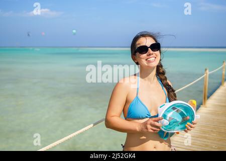 ritratto di giovane donna felice con maschera da snorkeling Foto Stock