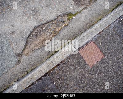 Pothole sulla strada britannica, problema importante per danni all'automobile, incidenti e reclami assicurativi Foto Stock