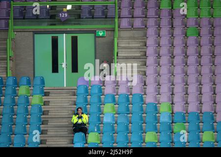 Arnhem, Paesi Bassi. Vitesse, 19 aprile 2022, ARNHEM - stand vuoti durante la partita olandese di Eredivie tra Vitesse e Sparta Rotterdam al Gelredome il 19 aprile 2022 ad Arnhem, Paesi Bassi. Vitesse - Sparta è stata sospesa in tempo di infortunio il 4 marzo dopo un errore di condotta da parte della folla di casa. ANP JEROEN PUTMANS Foto Stock
