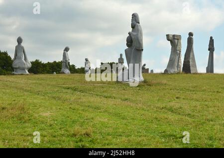 Alcune delle 133 statue erette nella valle dei santi a Carnoët, Bretagna. Il progetto è incompiuto e avrà 1000 statue alla fine Foto Stock