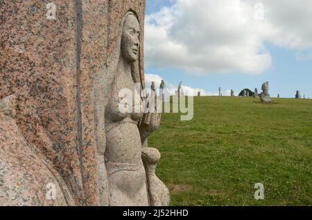 Alcune delle 133 statue erette nella valle dei santi a Carnoët, Bretagna. Il progetto è incompiuto e avrà 1000 statue alla fine Foto Stock