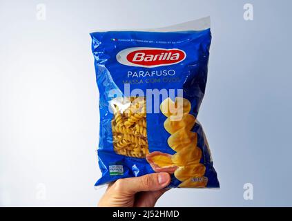 RIO DE JANEIRO, BRASILE - 17 APRILE 2021: Pasta italiana confezionata a portata di mano (Barilla) Foto Stock