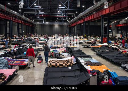 Varsavia, Polonia. 19th Apr 2022. Una panoramica della zona notte del centro di accoglienza Global Expo di Varsavia. Secondo le stime dell'UNHCR, l'agenzia delle Nazioni Unite per i rifugiati, cinque milioni di ucraini sono partiti da quando la Russia ha invaso l'Ucraina il 24th febbraio. Quasi tre milioni di persone hanno attraversato il confine polacco dall’Ucraina. A Varsavia, ancora migliaia di persone si trovano nel centro di accoglienza Global Expo per i rifugiati, uno dei tanti e secondi rifugi per rifugiati della capitale. (Foto di Attila Husejnow/SOPA Images/Sipa USA) Credit: Sipa USA/Alamy Live News Foto Stock