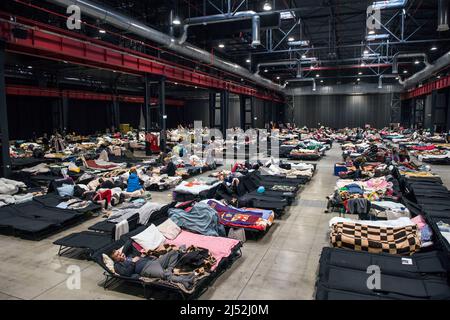 Varsavia, Polonia. 19th Apr 2022. Una panoramica della zona notte del centro di accoglienza Global Expo di Varsavia. Secondo le stime dell'UNHCR, l'agenzia delle Nazioni Unite per i rifugiati, cinque milioni di ucraini sono partiti da quando la Russia ha invaso l'Ucraina il 24th febbraio. Quasi tre milioni di persone hanno attraversato il confine polacco dall’Ucraina. A Varsavia, ancora migliaia di persone si trovano nel centro di accoglienza Global Expo per i rifugiati, uno dei tanti e secondi rifugi per rifugiati della capitale. (Foto di Attila Husejnow/SOPA Images/Sipa USA) Credit: Sipa USA/Alamy Live News Foto Stock