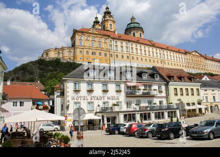 Melk, Austria - 22 agosto 2015: Edifici medievali intorno alla piazza Rathausplatz nella città di Melk con l'abbazia benedettina sullo sfondo Foto Stock