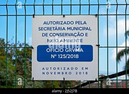 RIO DE JANEIRO, BRASILE - 9 LUGLIO 2021: Segnale di avvertimento in portoghese che informa l'autorizzazione del municipio a terra recintata con griglia Foto Stock