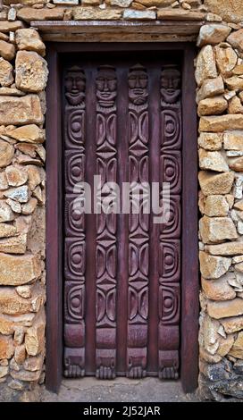 Dettaglio porta in legno intagliato, Tiradentes, Minas Gerais, Brasile Foto Stock