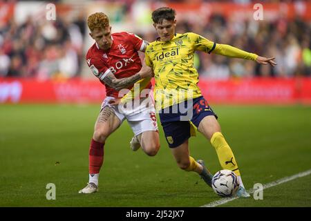 NOTTINGHAM, REGNO UNITO. APR 18th Jack Colback di Nottingham Forest batte con Taylor Gardner-Hickman di West Bromwich Albion durante la partita Sky Bet Championship tra Nottingham Forest e West Bromwich Albion al City Ground di Nottingham lunedì 18th aprile 2022. (Credit: Jon Hobley | MI News) Credit: MI News & Sport /Alamy Live News Foto Stock