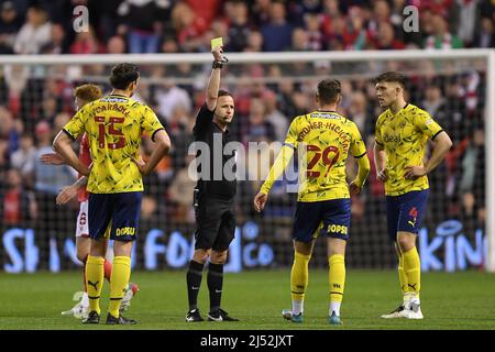 NOTTINGHAM, REGNO UNITO. APR 18th Referee, David Webb mostra una carta gialla per comportamento non sportivo a Taylor Gardner-Hickman di West Bromwich Albion durante la partita Sky Bet Championship tra Nottingham Forest e West Bromwich Albion presso il City Ground di Nottingham lunedì 18th aprile 2022. (Credit: Jon Hobley | MI News) Credit: MI News & Sport /Alamy Live News Foto Stock