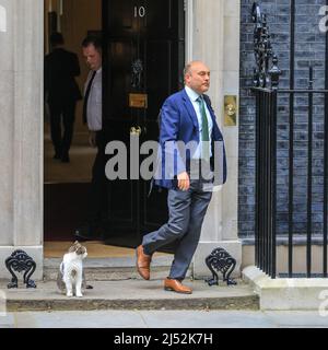 Londra, Regno Unito. 19th Apr, 2022. Andrew Griffith, direttore dell'unità politica n. 10, esce dalla No. 10 Downing Street dopo la riunione del Gabinetto, con Larry The Cat guardia sulla soglia. Credit: Imageplotter/Alamy Live News Foto Stock