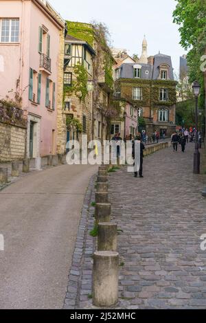 Parigi, Francia. 14th Apr 2022. Turisti in Rue de l'Abreuvoir nel quartiere Grandes-Carrières del 18th arrondissement di Parigi (Francia). Rue de l'Abreuvoir è una delle strade più belle, speciali e pittoresche di Parigi e uno degli angoli più visitati di Parigi. (Foto di Atilano Garcia/SOPA Images/Sipa USA) Credit: Sipa USA/Alamy Live News Foto Stock