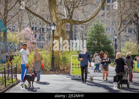 Famiglie e bambini giocano, camminano cani, a Madison Square Park, New York, NY, USA. Foto Stock