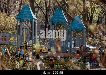 Famiglie e bambini giocano, camminano cani, a Madison Square Park, New York, NY, USA. Foto Stock