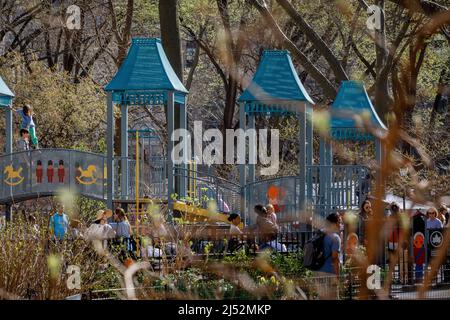 Famiglie e bambini giocano, camminano cani, a Madison Square Park, New York, NY, USA. Foto Stock