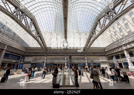 Moynihan Train Hall è un'espansione della Pennsylvania Station, nell'ex edificio principale degli uffici postali della città, nel centro di Manhattan, New York, NY, USA. Foto Stock