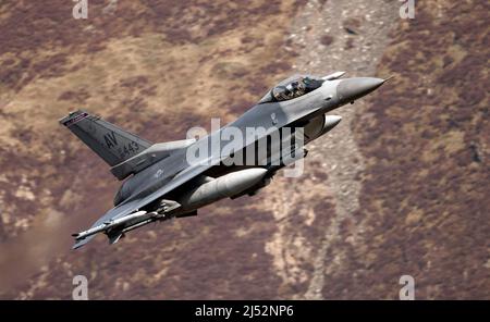 F-16cm Fighting Falcon velivolo del 510th Fighter Squadron noto come i 'Buzzards' di Aviano, Italia in dispiegamento a RAF Lakenheath per il tirocinio Foto Stock