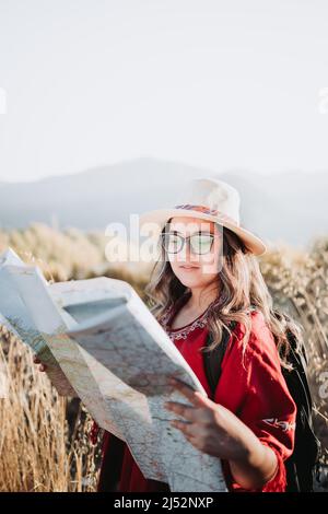 Una giovane donna che indossa uno zaino è trekking attraverso il deserto  Foto stock - Alamy