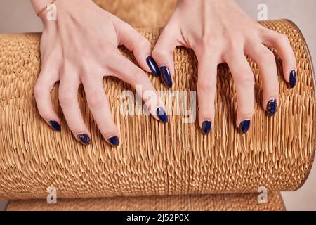 Primo piano della corda in sisal su sfondo bianco. Vista dall'alto, messa a fuoco selettiva Foto Stock