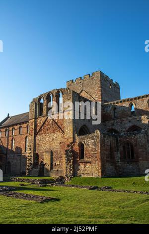 Il Priorato di Lanercost fu fondato da Robert de Vaux tra il 1165 e il 1174, per ospitare canoni agostiniani. Lanercost, Brampton, Regno Unito. Foto Stock