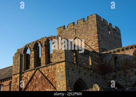 Il Priorato di Lanercost fu fondato da Robert de Vaux tra il 1165 e il 1174, per ospitare canoni agostiniani. Lanercost, Brampton, Regno Unito. Foto Stock