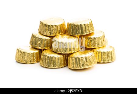 Praline di cioccolato avvolte. Bononi di cioccolato dolce isolati su sfondo bianco. Foto Stock