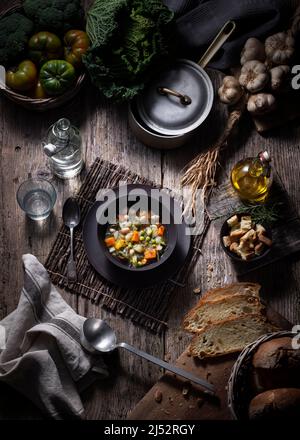 Un piatto di zuppa di verdure su un vecchio tavolo. Foto Stock