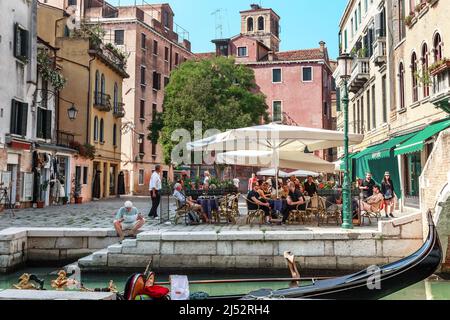 VENEZIA, ITALIA - 10 SETTEMBRE 2018: Questo è uno dei tanti caffè di strada in una piccola e accogliente piazza della vecchia città medievale. Foto Stock