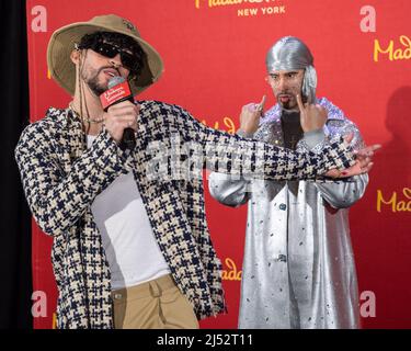 New York, Stati Uniti. 19th Apr 2022. 2x Benito Antonio Martínez Ocasio, cantautore latino vincitore del Grammy Award, aka “Bad Bunny”, rivela le sue nuove due figure in cera al Madame Tussauds di New York, New York, il 19 aprile 2022. (Foto di Gabriele Holtermann/Sipa USA) Credit: Sipa USA/Alamy Live News Foto Stock