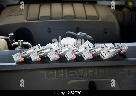 Le candele del veicolo sono pronte per essere inserite in un motore a sei cilindri Foto Stock