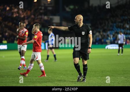 Sheffield, Regno Unito. 19th Apr 2022. L'arbitro Charles Breakspear premia Sheffield Wednesday a Penalty in Sheffield, Regno Unito, il 4/19/2022. (Foto di Mark Cosgrove/News Images/Sipa USA) Credit: Sipa USA/Alamy Live News Foto Stock