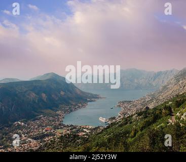 Baia di Cattaro - Montenegro - natura e architettura background. Baia di Cattaro vista dall'alto. Vista panoramica sulla baia di Cattaro, Montenegro. Cattaro in una bella Foto Stock