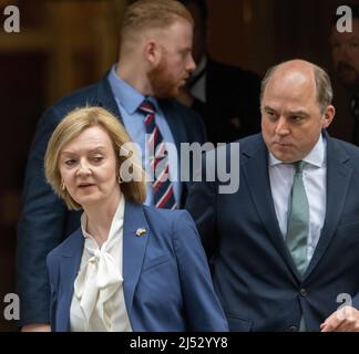 Londra, Regno Unito. 19th Apr 2022. Liz Truss, Segretario agli Esteri, seguito da ben Wallace, Segretario alla Difesa, lascia una riunione di gabinetto al 10 Downing Street London. Credit: Ian Davidson/Alamy Live News Foto Stock