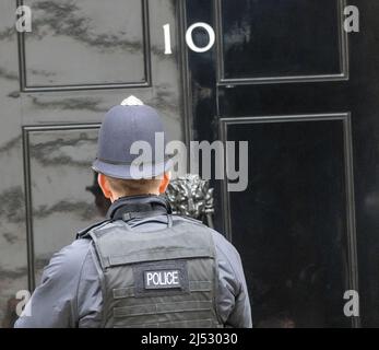 Londra, Regno Unito. 19th Apr, 2022. Un poliziotto entra in Downing Street London nel 10. Credit: Ian Davidson/Alamy Live News