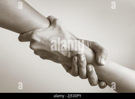 Dare una mano di aiuto, il supporto e l'assistenza concetto Foto Stock