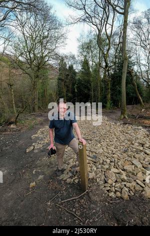 Dr Ian Rotherham a Rough Standhills Wood a Whirlow, che è stato devastato dal lavoro forestale Foto Stock