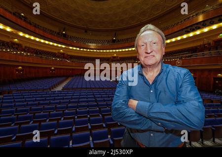 L'ex manager del calcio Neil Warnock si imbarca in uno show di un uomo per raccontare le sue numerose storie dopo essere stato ritirato dal gioco all'età di 73 anni Foto Stock