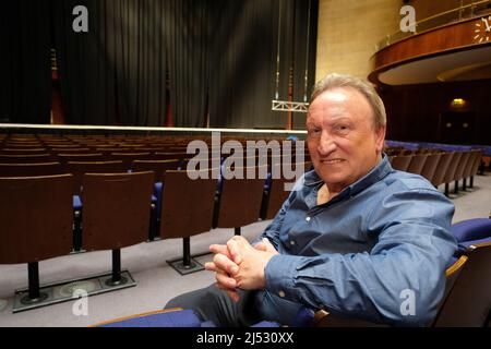 L'ex manager del calcio Neil Warnock si imbarca in uno show di un uomo per raccontare le sue numerose storie dopo essere stato ritirato dal gioco all'età di 73 anni Foto Stock