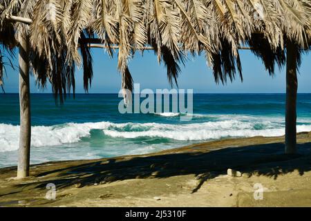 Punto di riferimento storico Windansea Surf Shack adiacente alle onde e surf lungo la spiaggia in una luminosa giornata di sole a Windansea Beach, la Jolla, California, USA Foto Stock