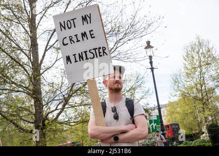 LONDRA, 18 2022 APRILE, protesta fuori Downing Street chiedendo le dimissioni del primo ministro Boris Johnson. Foto Stock