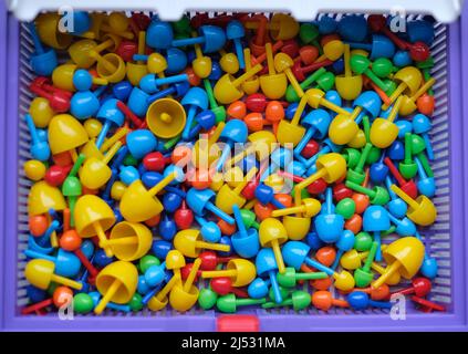 Primo piano, mosaico di colori per bambini per la creazione di immagini. Giocattoli educativi per bambini. Foto Stock