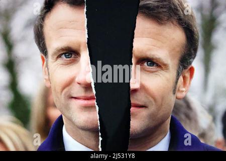 Manifesto della campagna strappata del candidato presidenziale francese Emmanuel Macron. Sconfiggi, Macron perdendo. 2022. Foto Stock