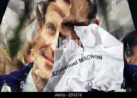 Il manifesto della campagna elettorale e il voto si sono sgretolati, strappati, del candidato presidenziale francese Emmanuel Macron. Poster nella sconfitta di Cestino.MACRON Foto Stock